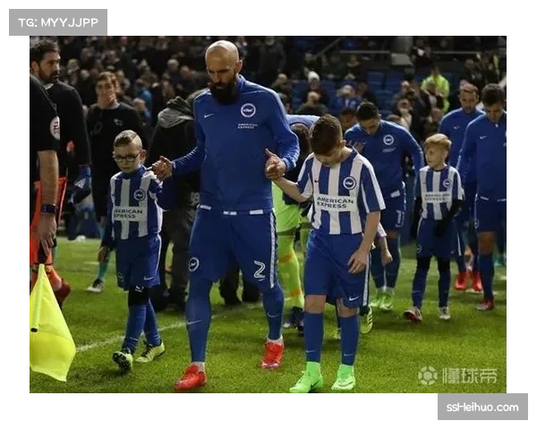 布莱顿青训合影事件引发争议，俱乐部公开致歉